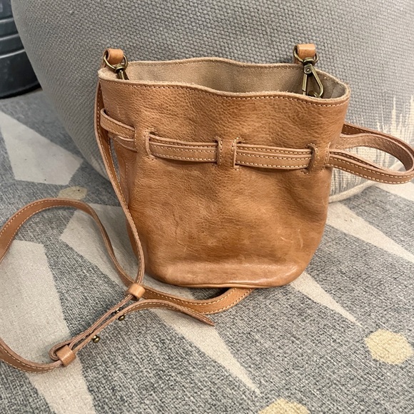 NWT Madewell The Florence Drawstring Crossbody Bag in Leather - Picture 3 of 7